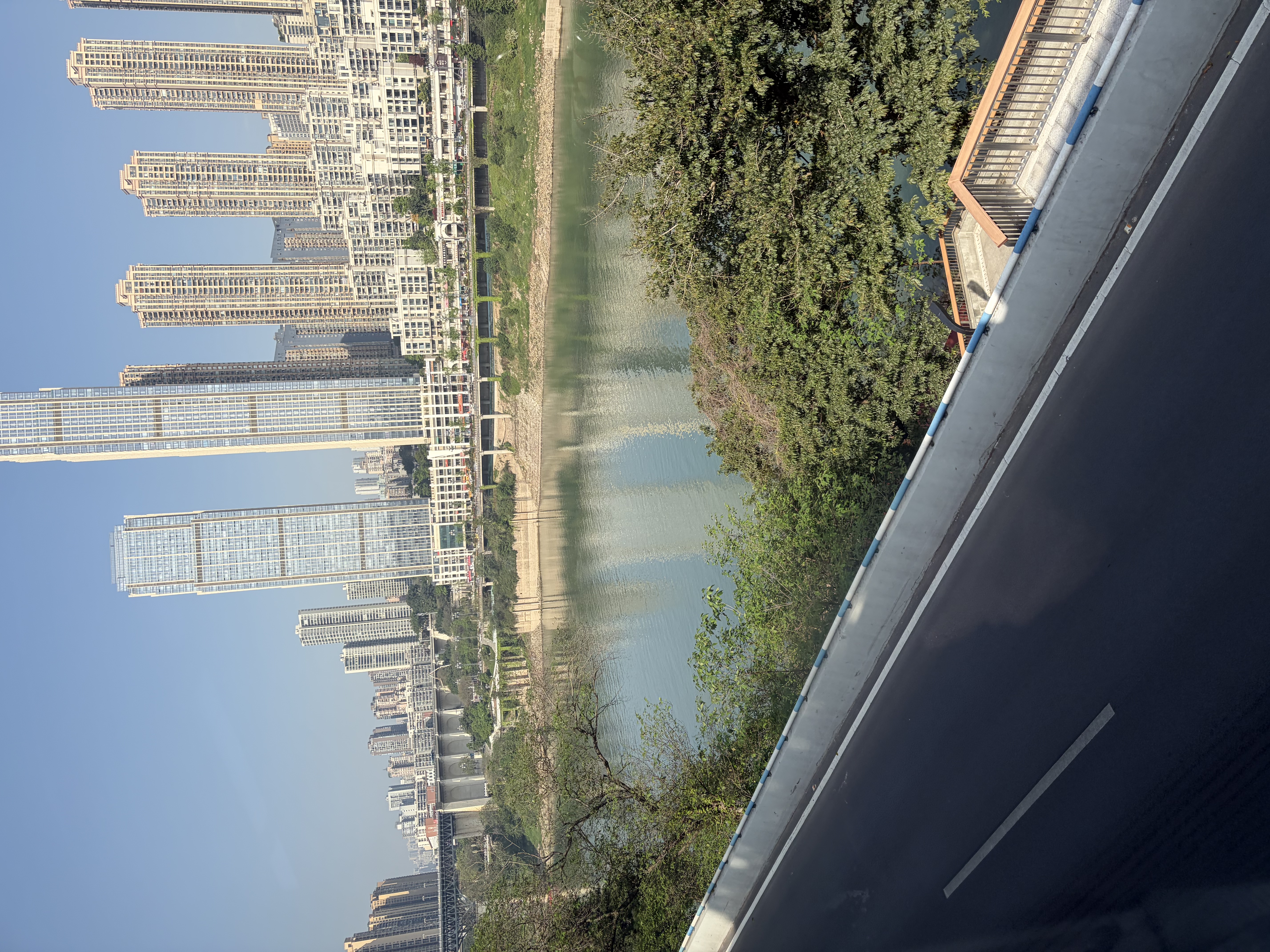 路过城市和江水，也路过越来越想你的日子。