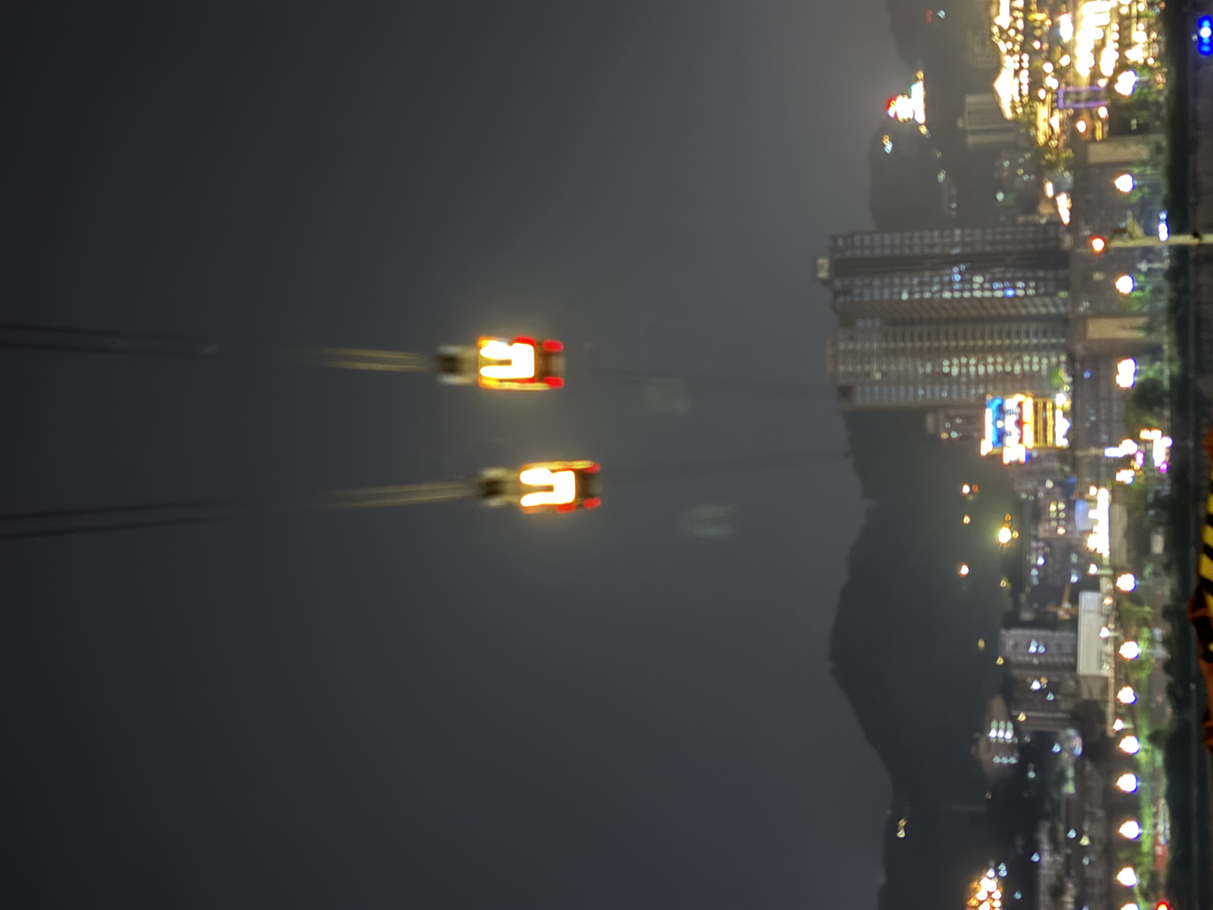 夜里的小小光点，也像我一点一点靠近你。